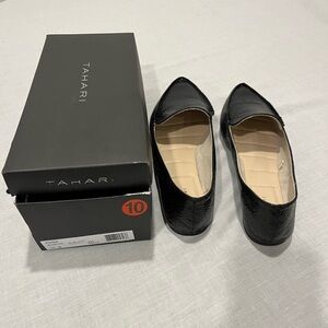 NWT Tahari black pointed flats size 10.